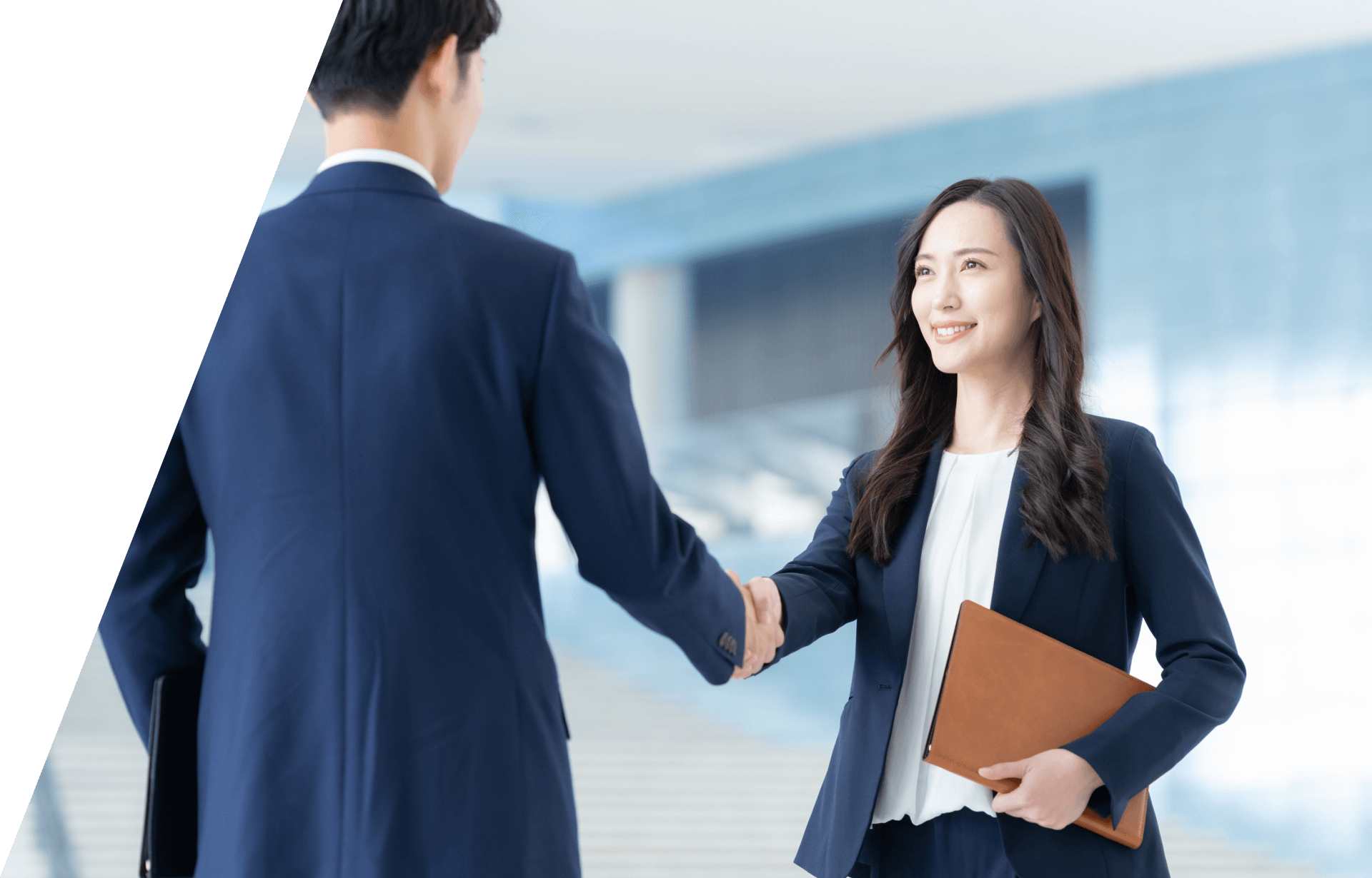 パソコンの画面で士業のホームページを見ているイメージ画像