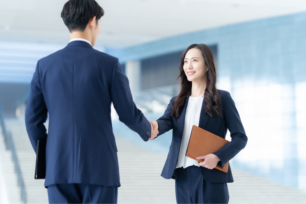 パソコンの画面で士業のホームページを見ているイメージ画像